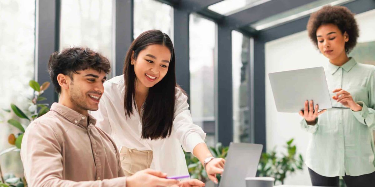 Most 2021 College Graduates Pursued Traditional Career Paths 6 Months After Graduation, Analysis Finds